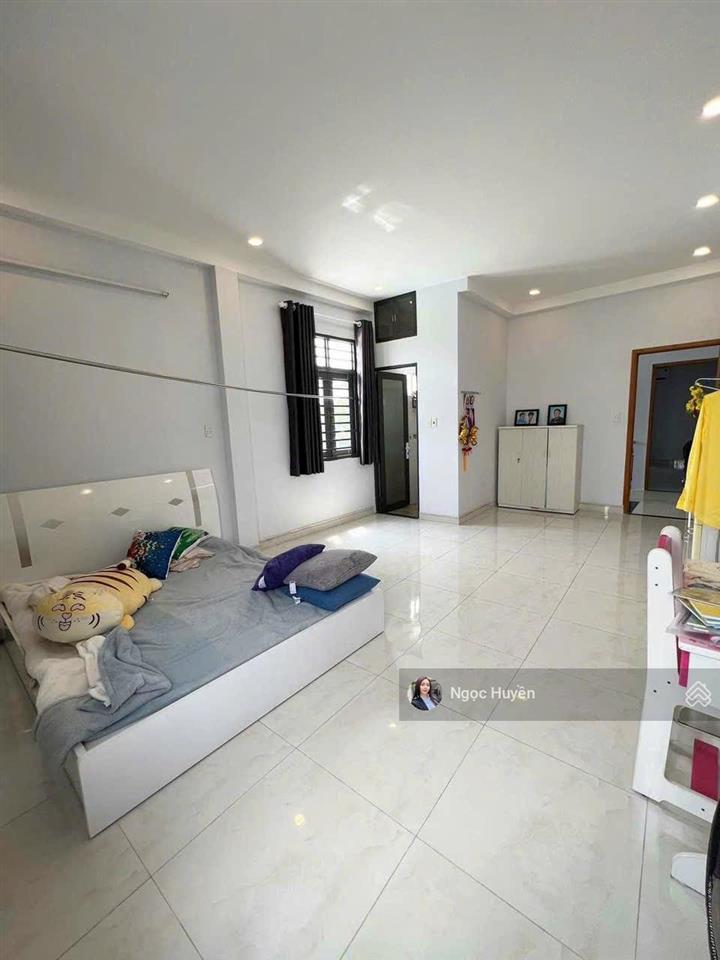 Bán gấp nhà 3 tầng  sân đậu ô tô  dt 100m2  giá 7,2 tỷ  gần vành đai 2  phạm văn đồng