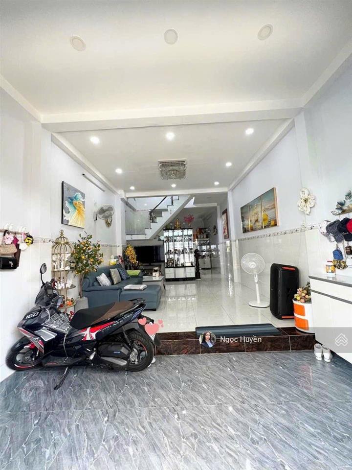 Bán gấp nhà 3 tầng  sân đậu ô tô  dt 100m2  giá 7,2 tỷ  gần vành đai 2  phạm văn đồng