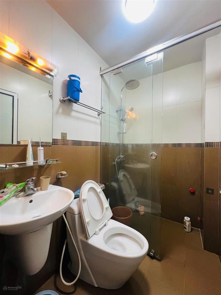 Bán gấp nhà phố xuân thủy, giá đầu tư, lô góc, 3 thoáng, sát phố, vf3 vào nhà, 41m2 nhỉnh 11 tỷ.
