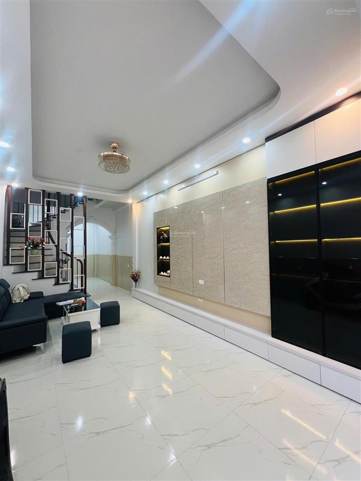 Bán gấp nhà phố xuân thủy, giá đầu tư, lô góc, 3 thoáng, sát phố, vf3 vào nhà, 41m2 nhỉnh 11 tỷ.