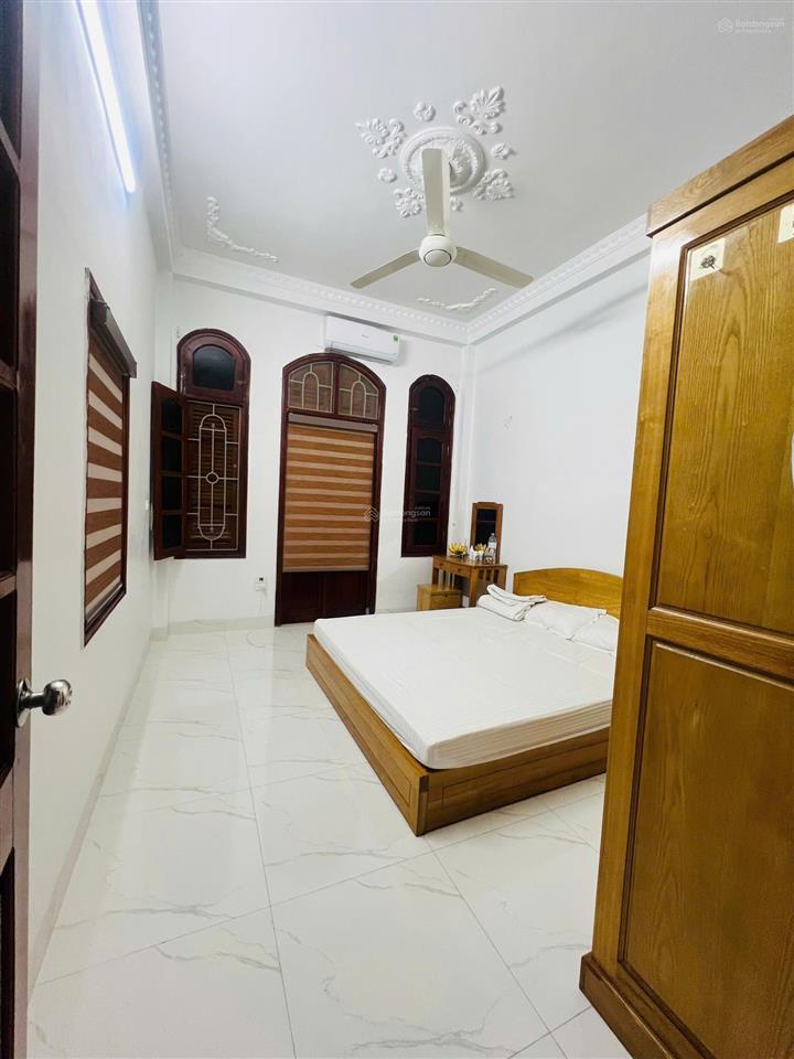 Bán gấp nhà phố xuân thủy, giá đầu tư, lô góc, 3 thoáng, sát phố, vf3 vào nhà, 41m2 nhỉnh 11 tỷ.