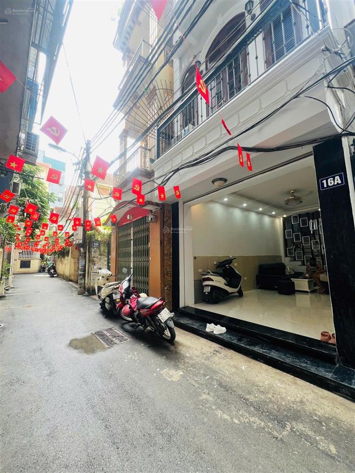 Bán gấp nhà phố xuân thủy, giá đầu tư, lô góc, 3 thoáng, sát phố, vf3 vào nhà, 41m2 nhỉnh 11 tỷ.