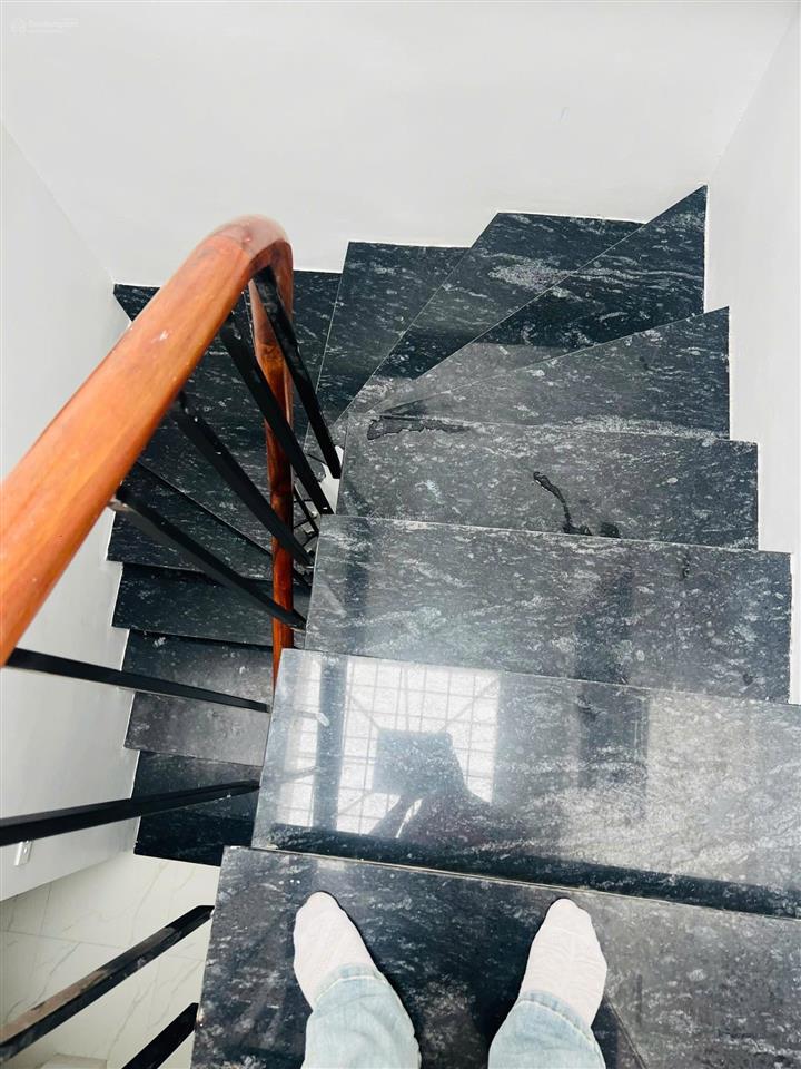 Bán gấp nhà phố xuân thủy, giá đầu tư, lô góc, 3 thoáng, sát phố, vf3 vào nhà, 41m2 nhỉnh 11 tỷ.