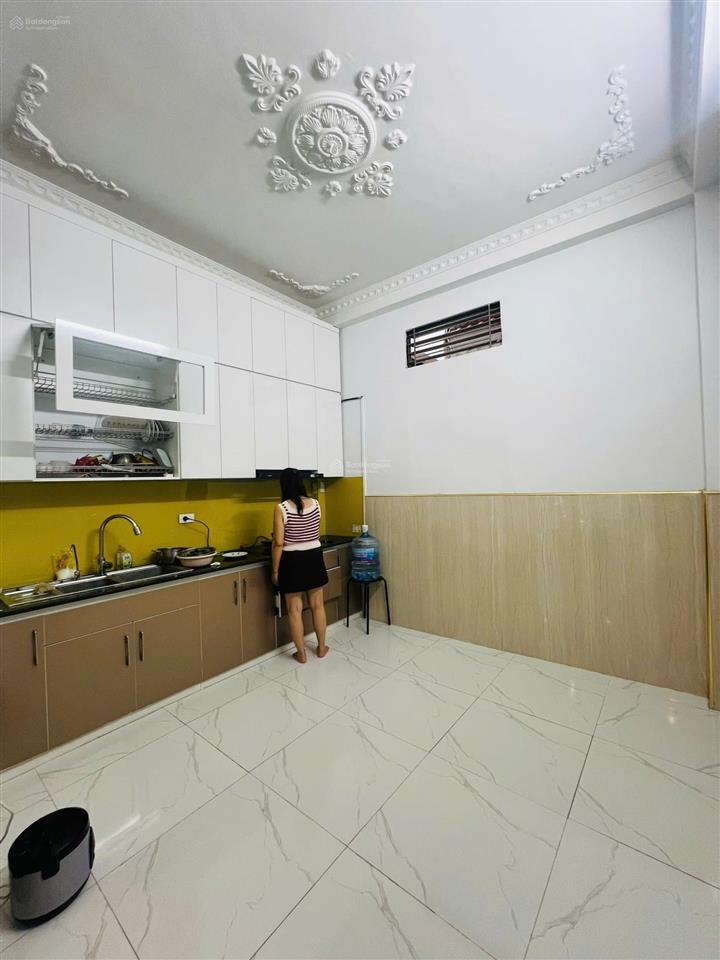 Bán gấp nhà phố xuân thủy, giá đầu tư, lô góc, 3 thoáng, sát phố, vf3 vào nhà, 41m2 nhỉnh 11 tỷ.