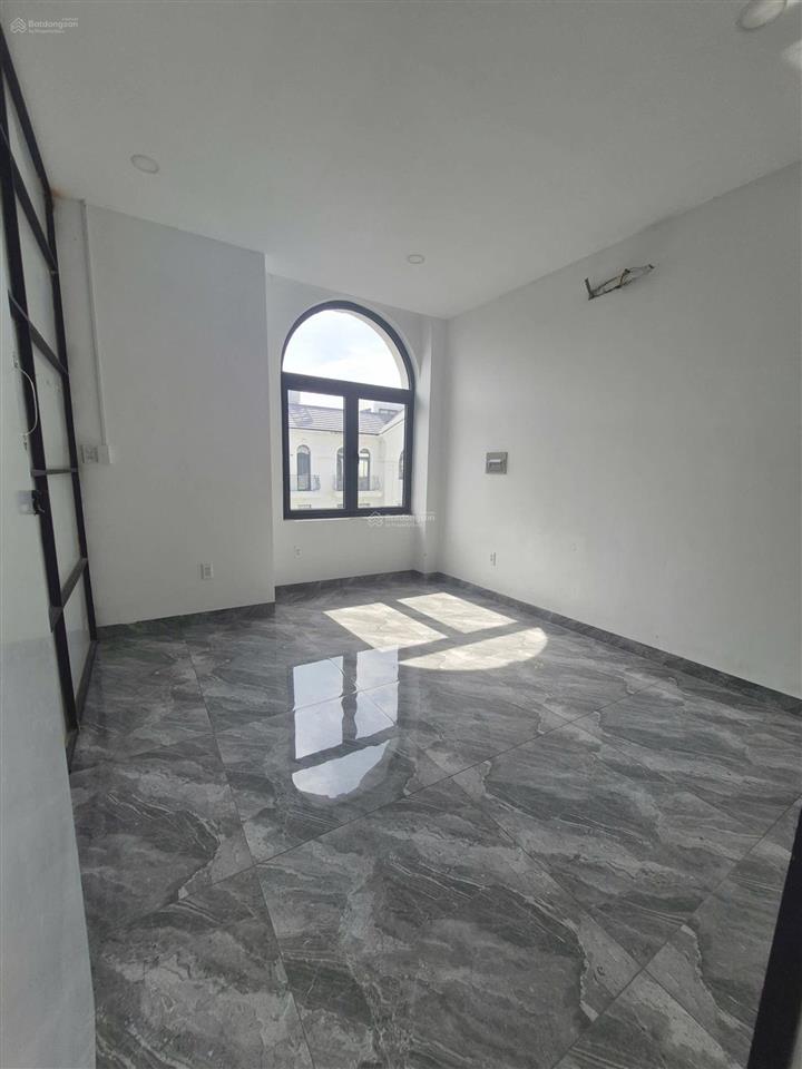 Tầng nhà phố 8 triệu/tháng làm văn phòng