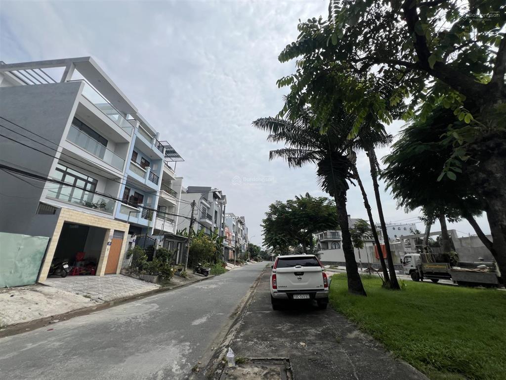 Bán nhà phố 3lầu sân thượng giá 10tỷ2 tl, hỗ trợ vay, 85m2(5x17) đối diện công viên, biệt thự