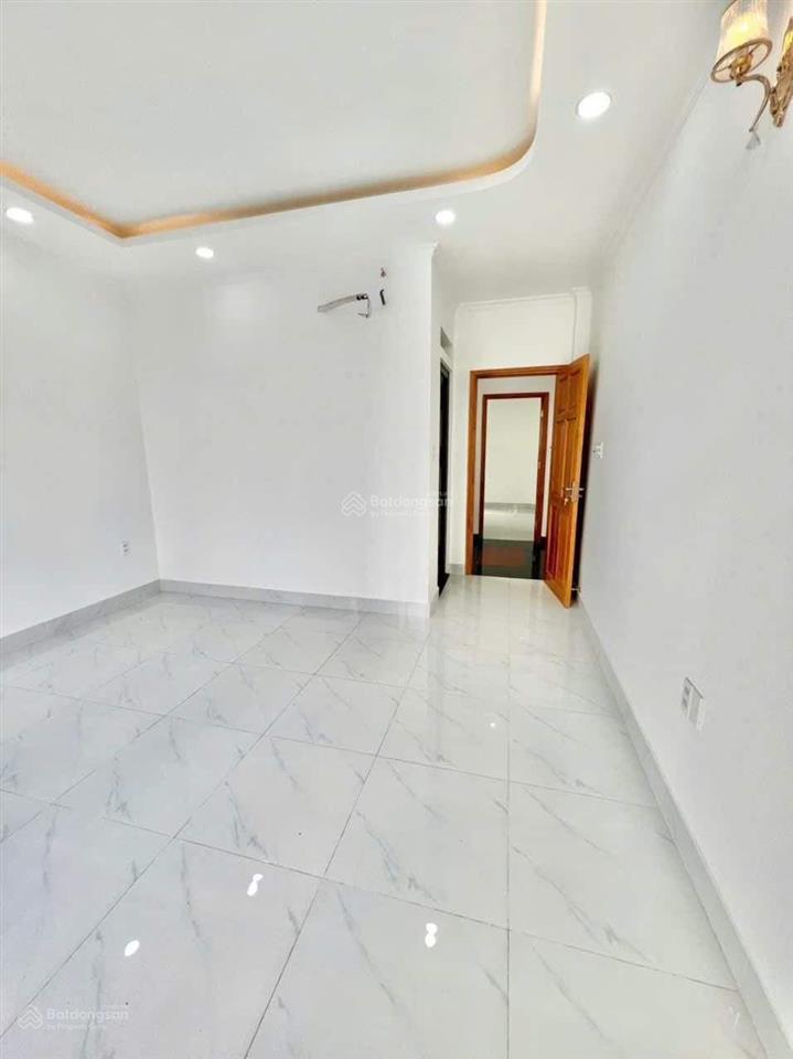 Nhà đẹp y hình 4 x 18 có 3 lầu 5pn 5wc sân thượng (gần khu tên lửa)