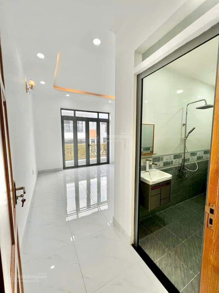 Nhà đẹp y hình 4 x 18 có 3 lầu 5pn 5wc sân thượng (gần khu tên lửa)