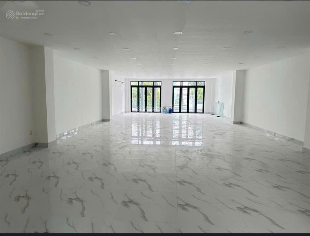 Cho thuê tòa nhà mặt tiền đường lớn có cầu thang máy 9 x 40 có 5 lầu trống suốt có sân đậu ô tô