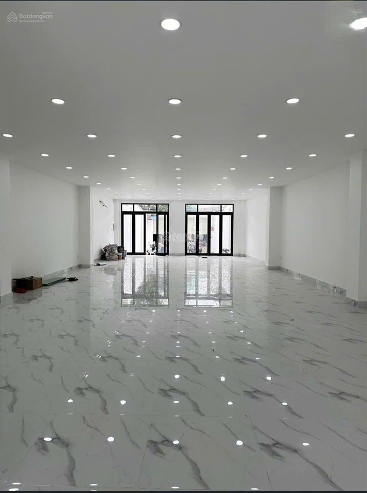 Cho thuê tòa nhà mặt tiền đường lớn có cầu thang máy 9 x 40 có 5 lầu trống suốt có sân đậu ô tô
