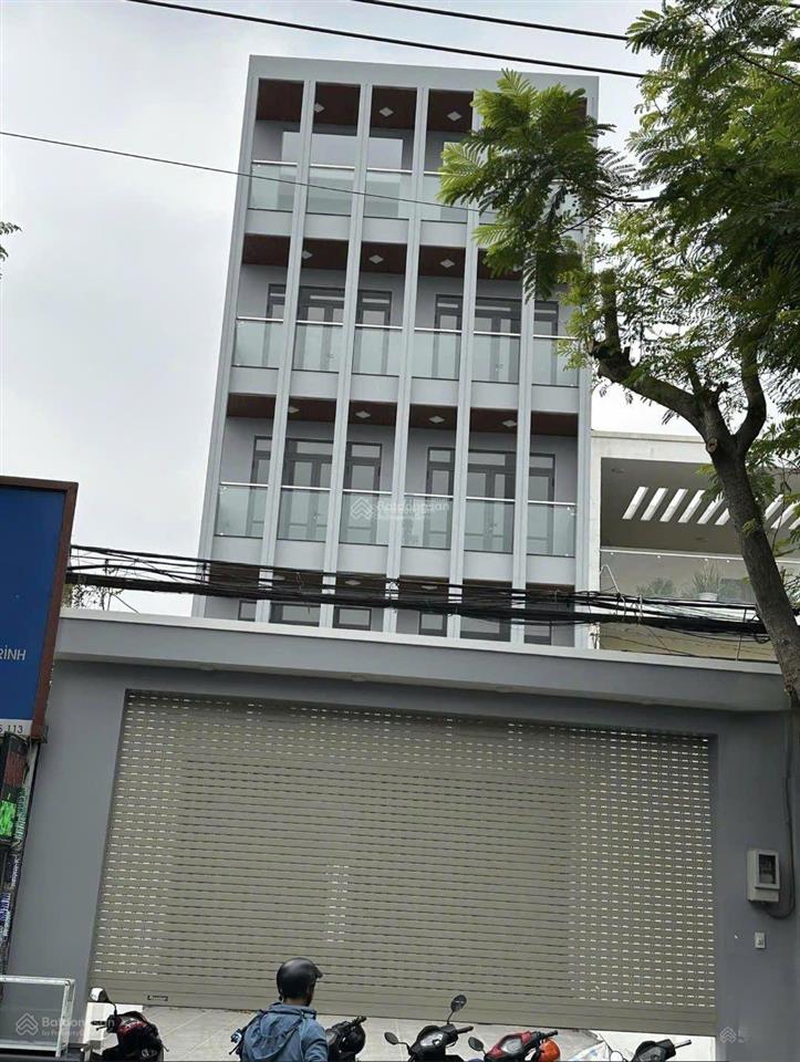 Cho thuê tòa nhà mặt tiền đường lớn có cầu thang máy 9 x 40 có 5 lầu trống suốt có sân đậu ô tô