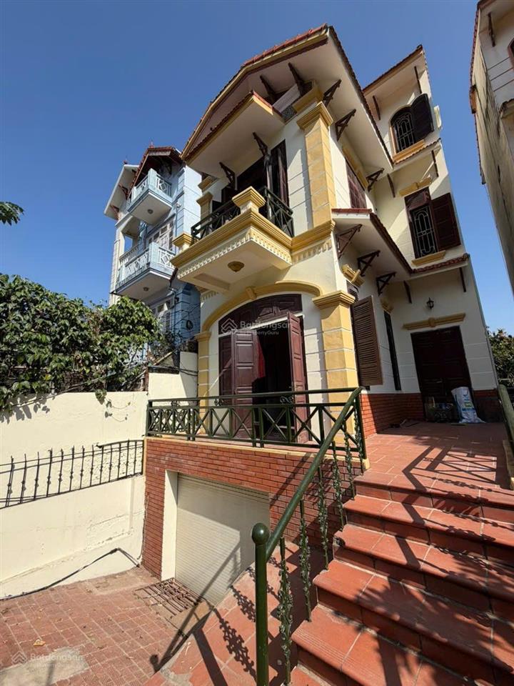 Cho thuê biệt thự 350m² âu cơ, hn  cực hợp làm văn phòng & vận hành online, homestay
