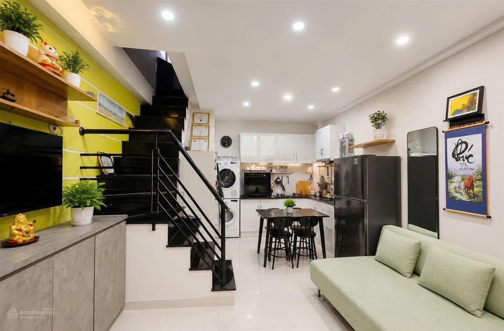 Cho thuê nhà ngô gia tự p8, q5  30m  2pn  giá 9 triệu