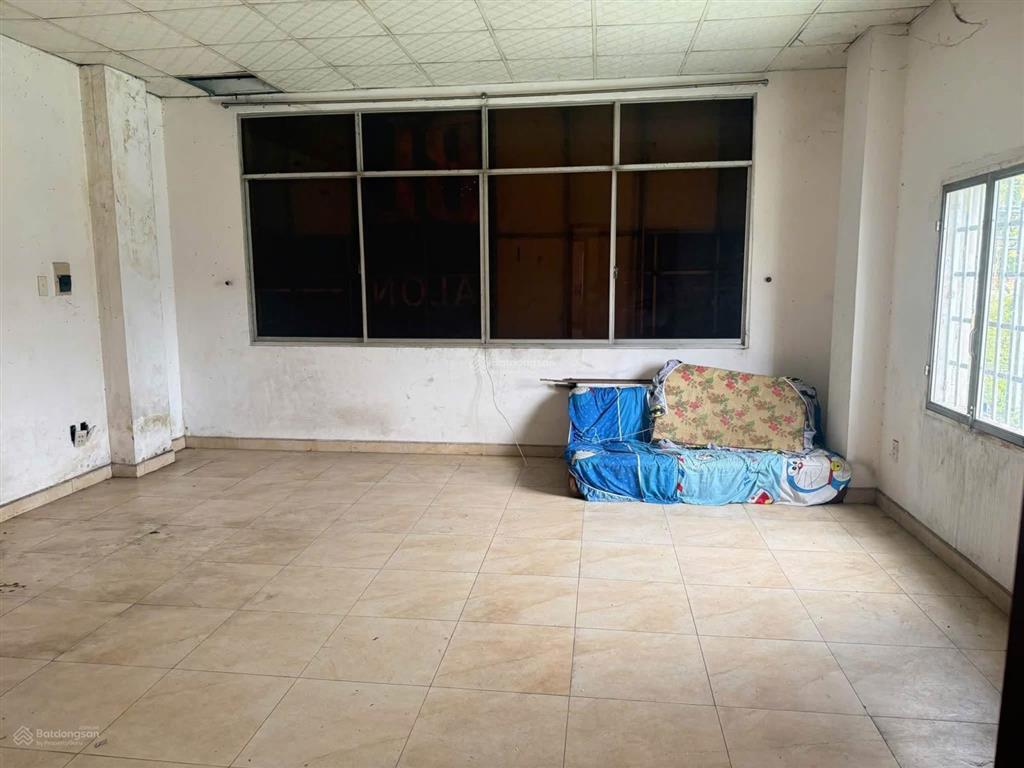 Mặt bằng 30/4 cạnh sân banh gò đậu