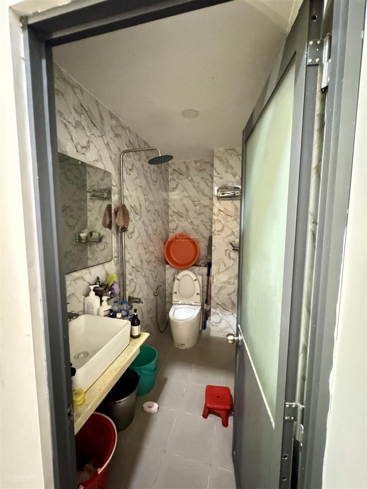 Chủ kẹt bán nhanh nhà 1 trệt 2 lầu + áp mái. giá 2ty 550tr ful nội thất đã hoàn công tặng máy lạnh