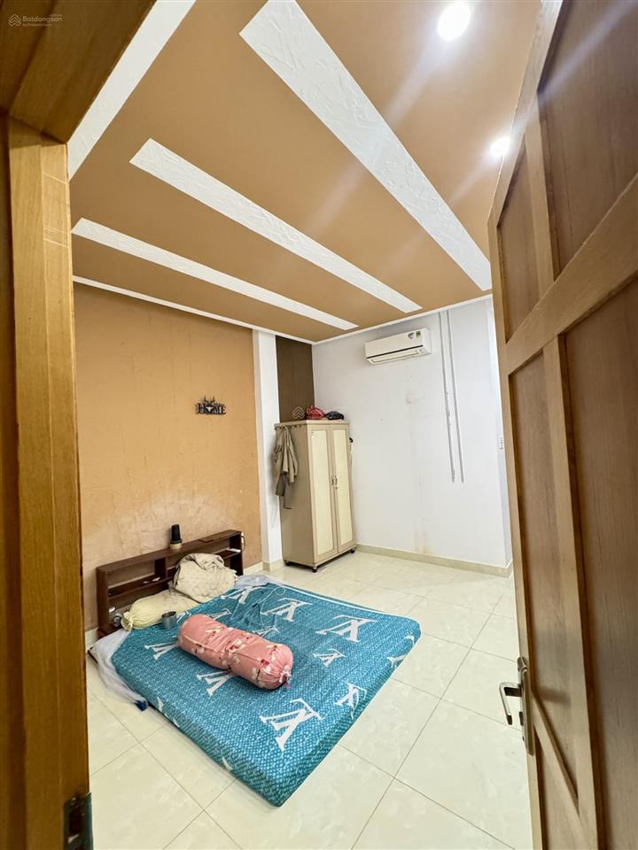 Chủ kẹt bán nhanh nhà 1 trệt 2 lầu + áp mái. giá 2ty 550tr ful nội thất đã hoàn công tặng máy lạnh