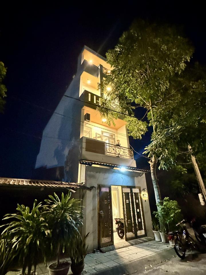 Chủ kẹt bán nhanh nhà 1 trệt 2 lầu + áp mái. giá 2ty 550tr ful nội thất đã hoàn công tặng máy lạnh