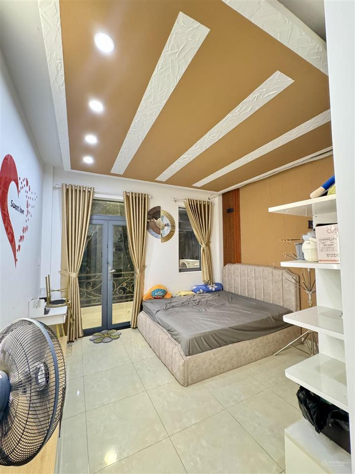 Chủ kẹt bán nhanh nhà 1 trệt 2 lầu + áp mái. giá 2ty 550tr ful nội thất đã hoàn công tặng máy lạnh