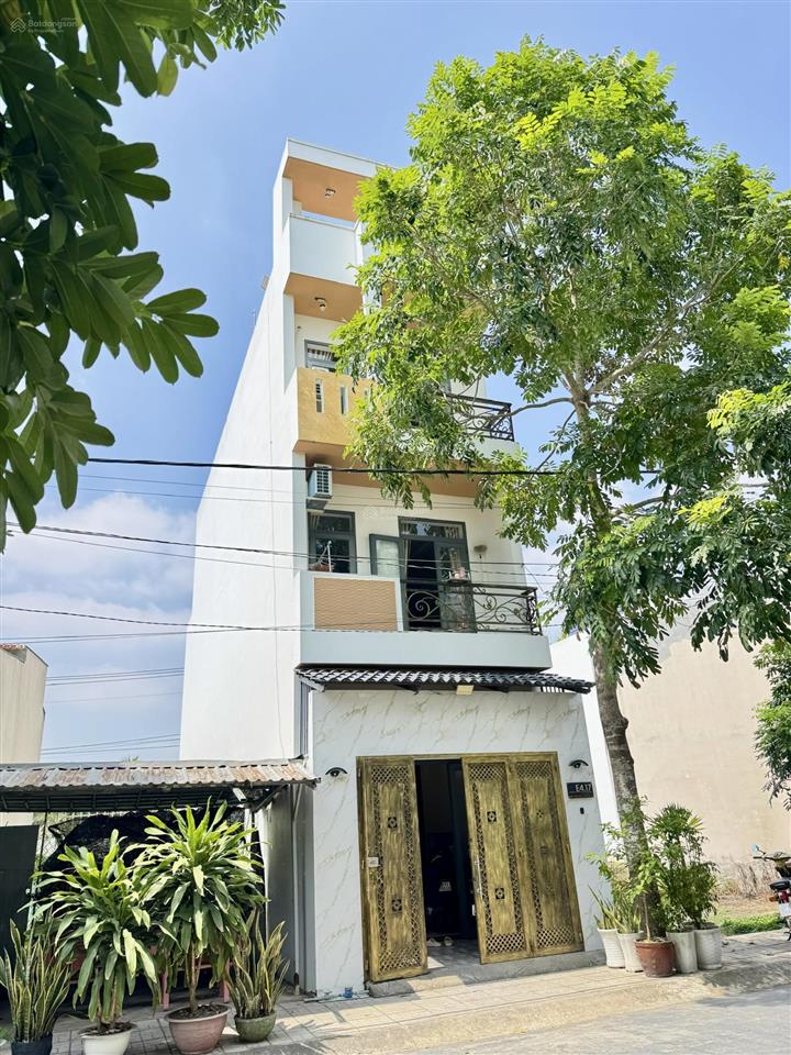 Chủ kẹt bán nhanh nhà 1 trệt 2 lầu + áp mái. giá 2ty 550tr ful nội thất đã hoàn công tặng máy lạnh