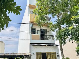 Chủ kẹt bán nhanh nhà 1 trệt 2 lầu + áp mái. giá 2ty 550tr ful nội thất đã hoàn công tặng máy lạnh