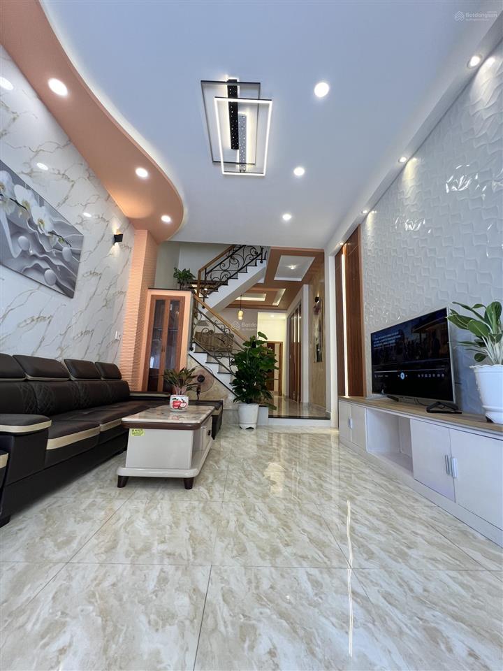 Chủ kẹt bán nhanh nhà 1 trệt 2 lầu + áp mái. giá 2 tỷ 650 ful nội thất đã hoàn công tặng 4 máy lạnh
