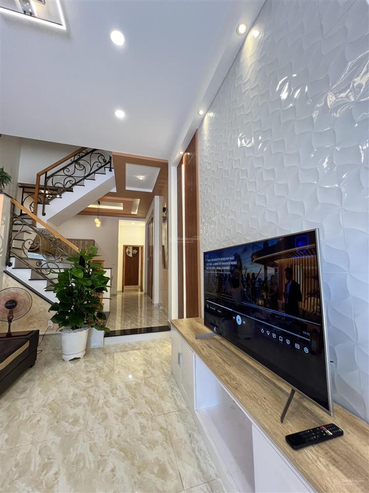 Chủ kẹt bán nhanh nhà 1 trệt 2 lầu + áp mái. giá 2 tỷ 650 ful nội thất đã hoàn công tặng 4 máy lạnh