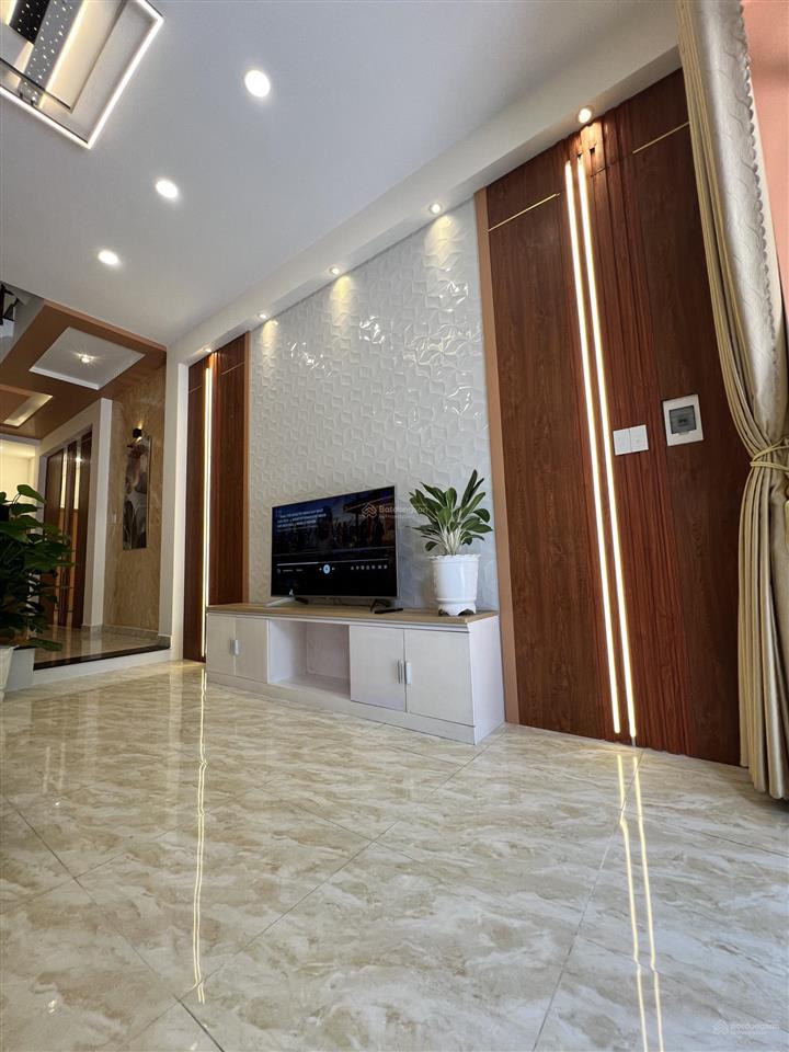Chủ kẹt bán nhanh nhà 1 trệt 2 lầu + áp mái. giá 2 tỷ 650 ful nội thất đã hoàn công tặng 4 máy lạnh
