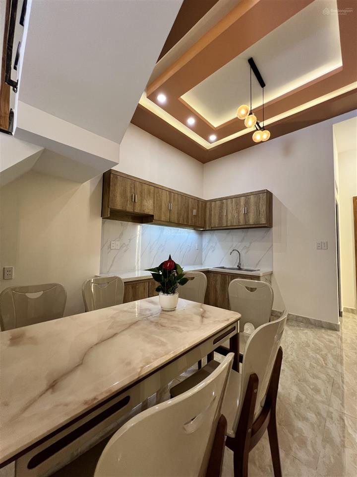 Chủ kẹt bán nhanh nhà 1 trệt 2 lầu + áp mái. giá 2 tỷ 650 ful nội thất đã hoàn công tặng 4 máy lạnh
