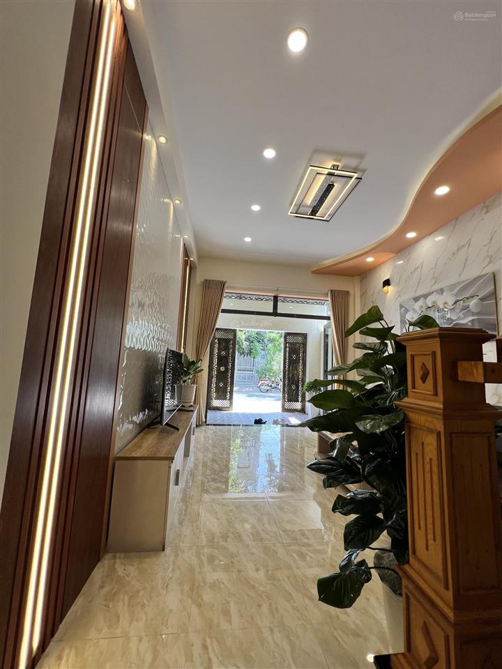 Chủ kẹt bán nhanh nhà 1 trệt 2 lầu + áp mái. giá 2 tỷ 650 ful nội thất đã hoàn công tặng 4 máy lạnh
