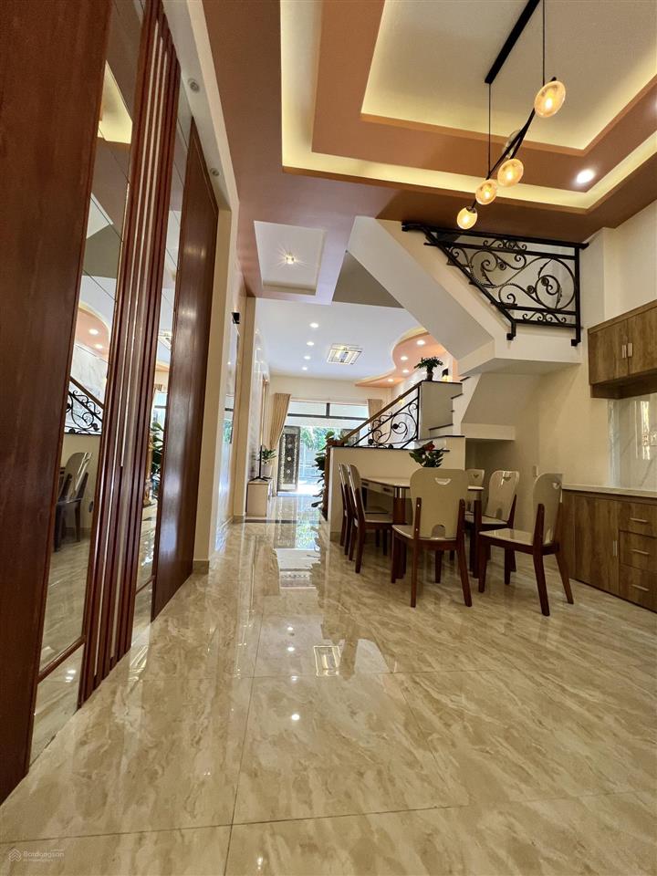 Chủ kẹt bán nhanh nhà 1 trệt 2 lầu + áp mái. giá 2 tỷ 650 ful nội thất đã hoàn công tặng 4 máy lạnh