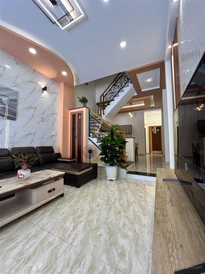 Chủ kẹt bán nhanh nhà 1 trệt 2 lầu + áp mái. giá 2 tỷ 650 ful nội thất đã hoàn công tặng 4 máy lạnh