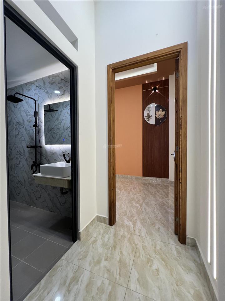 Chủ kẹt bán nhanh nhà 1 trệt 2 lầu + áp mái. giá 2 tỷ 650 ful nội thất đã hoàn công tặng 4 máy lạnh