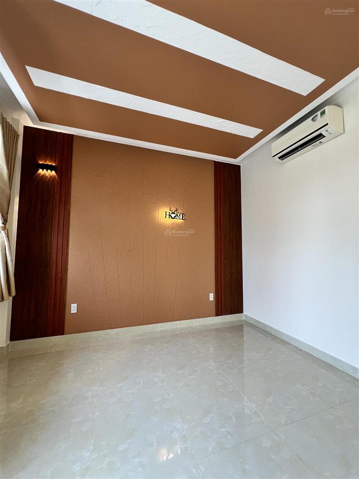 Chủ kẹt bán nhanh nhà 1 trệt 2 lầu + áp mái. giá 2 tỷ 650 ful nội thất đã hoàn công tặng 4 máy lạnh