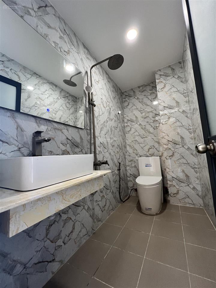 Chủ kẹt bán nhanh nhà 1 trệt 2 lầu + áp mái. giá 2 tỷ 650 ful nội thất đã hoàn công tặng 4 máy lạnh