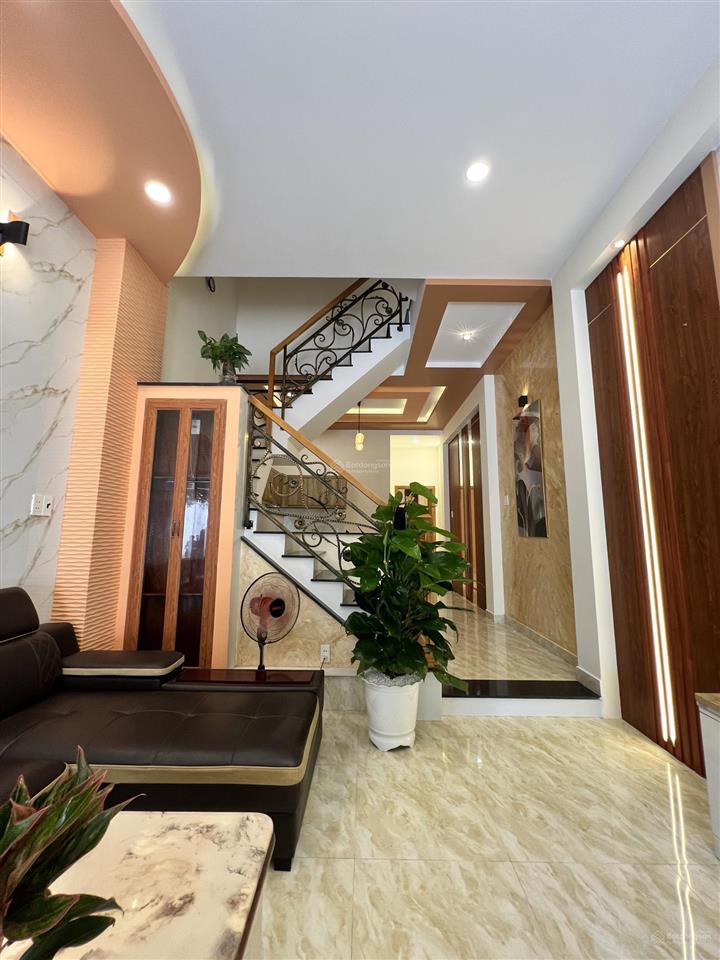 Chủ kẹt bán nhanh nhà 1 trệt 2 lầu + áp mái. giá 2 tỷ 650 ful nội thất đã hoàn công tặng 4 máy lạnh