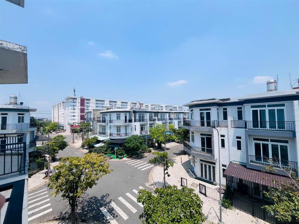 Bán nhà 1 trệt 2 lầu dt 5x20m, giá đầu tư kế bên vinhomes hóc môn 2tỷ780