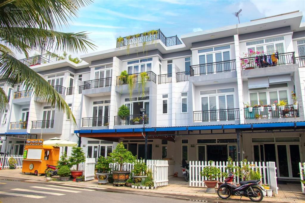 Kế bên vinhomes hóc môn  căn nhà thô rẻ dự án 2tỷ550 1 trệt 2 lầu dân cư đông đúc