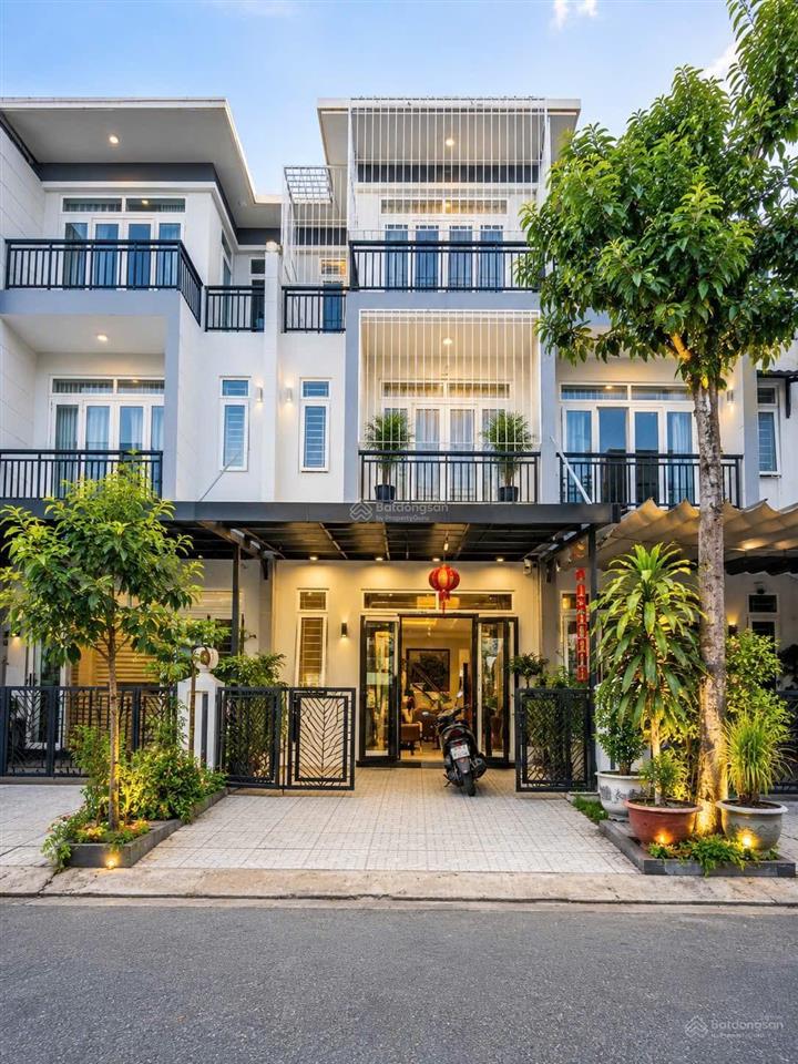 Kế bên vinhomes hóc môn  căn nhà thô rẻ dự án 2tỷ550 1 trệt 2 lầu dân cư đông đúc