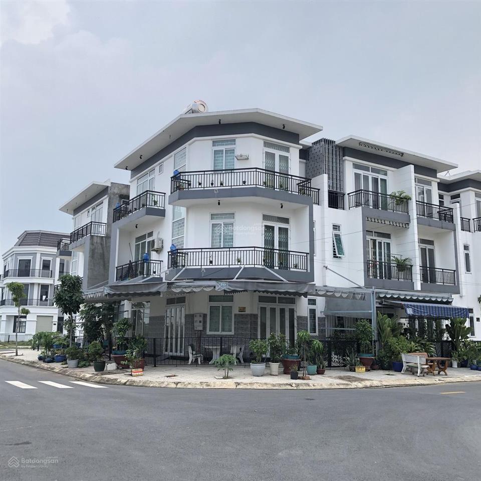 Kế bên vinhomes hóc môn  căn nhà thô rẻ dự án 2tỷ550 1 trệt 2 lầu dân cư đông đúc
