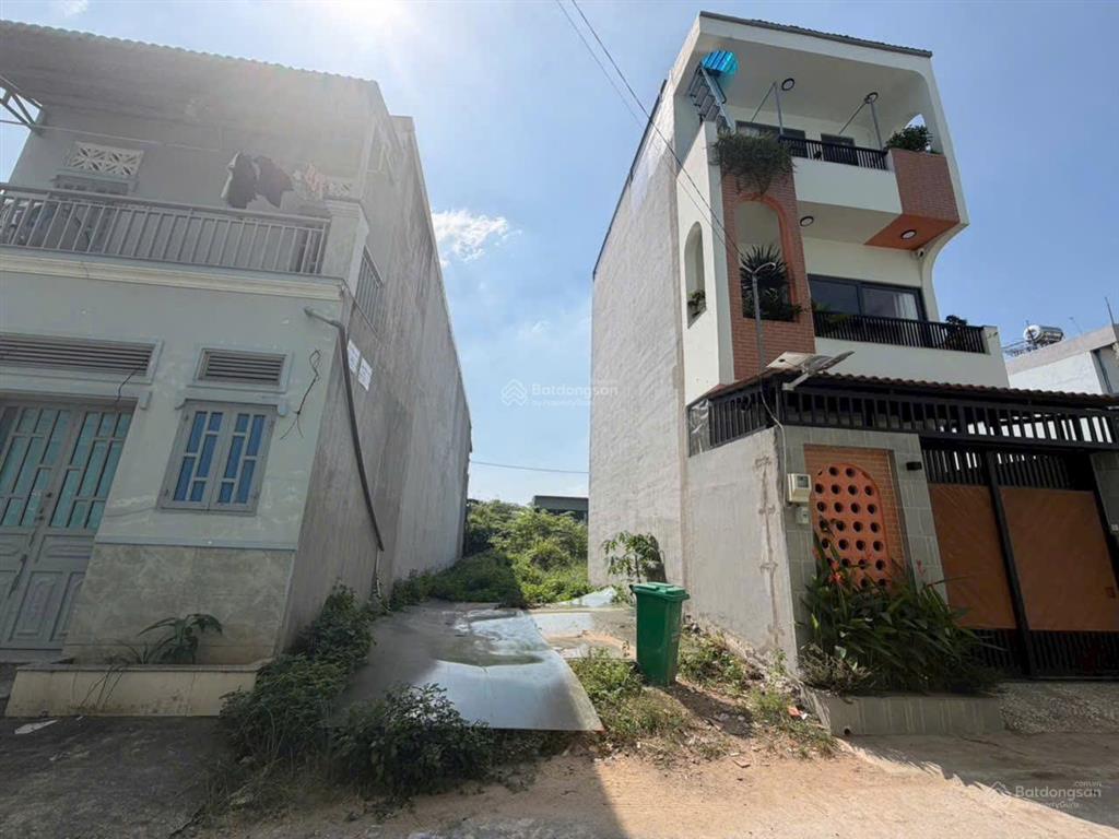 Bán đất hẻm 95 bưng ông thoàn, phú hữu q9  50m2  đường 6m ô tô  giá 4,2 tỷ