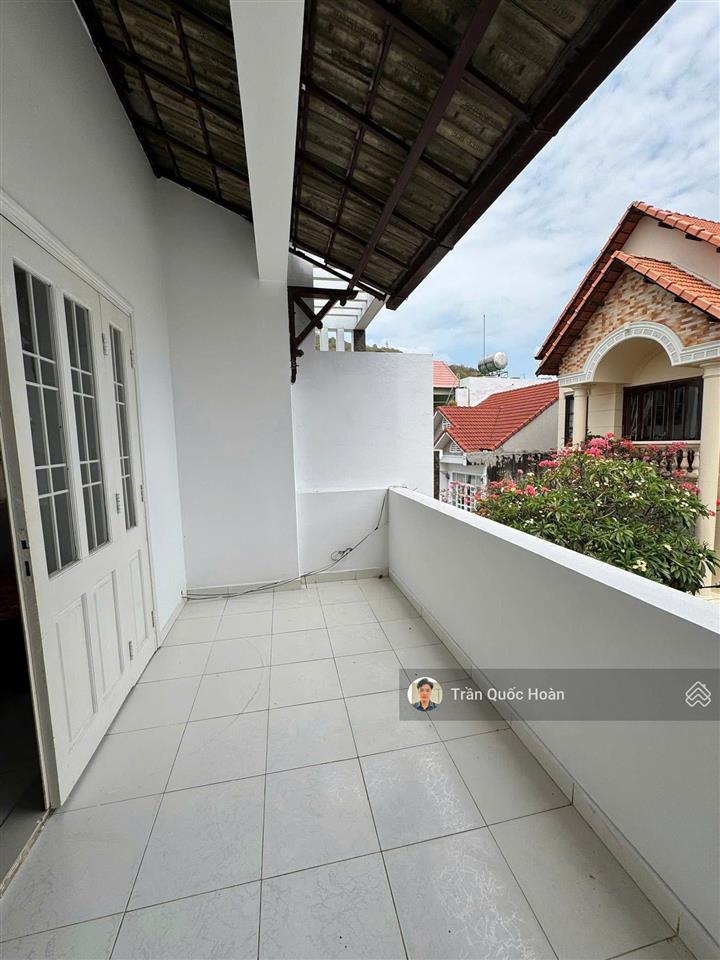 Bán nhà 1 trệt 2 lầu 1 tum lạc long quân vũng tàu, 95,6m2 ngang 4,6m, giá 9,5 tỉ