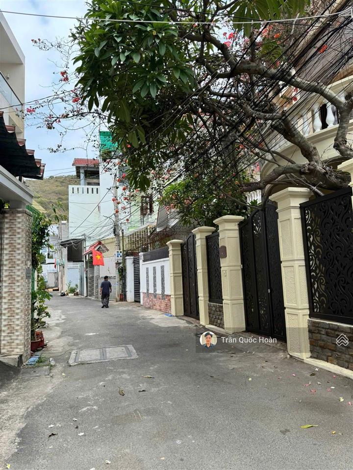 Bán nhà 1 trệt 2 lầu 1 tum lạc long quân vũng tàu, 95,6m2 ngang 4,6m, giá 9,5 tỉ