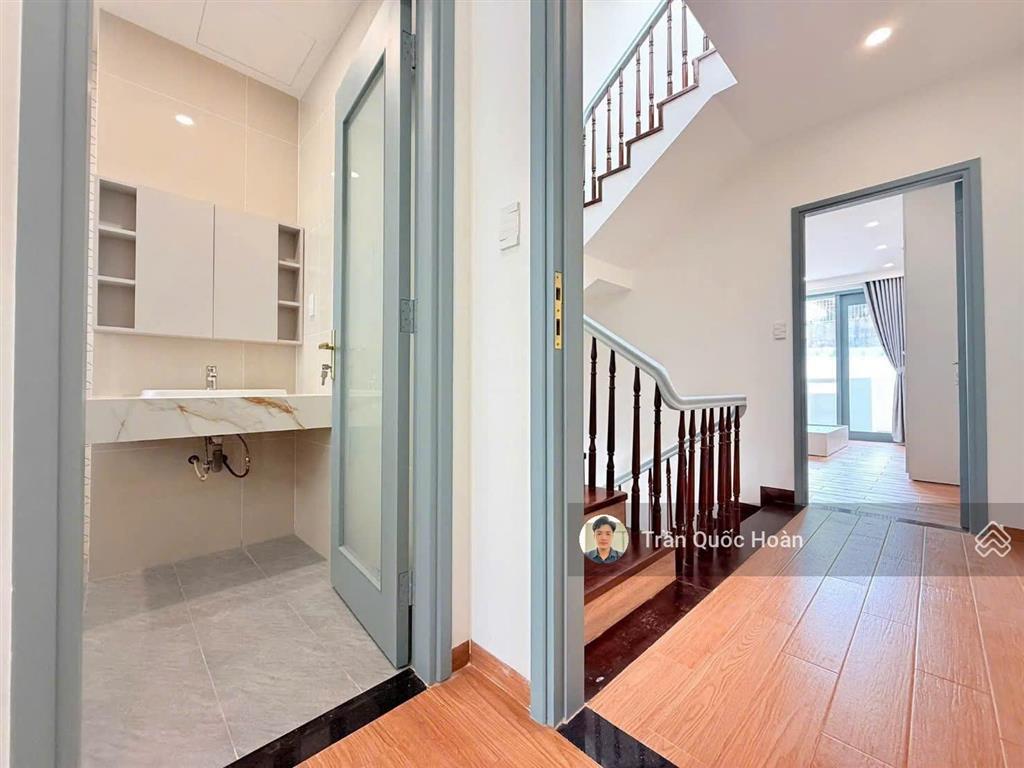 Bán nhà 1 trệt 3 lầu, 108m  full nội thất cao cấp, sân đậu 2 ô tô, hẻm thông n.a.ninh, giá 9,3 tỷ