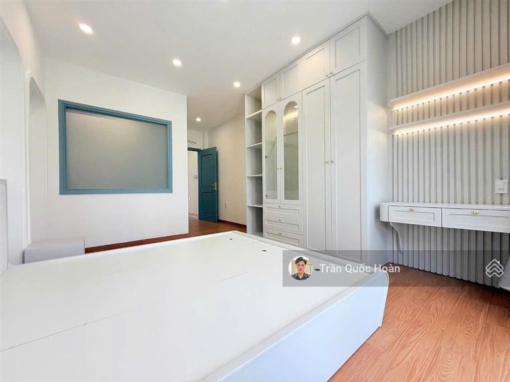 Bán nhà 1 trệt 3 lầu, 108m  full nội thất cao cấp, sân đậu 2 ô tô, hẻm thông n.a.ninh, giá 9,3 tỷ
