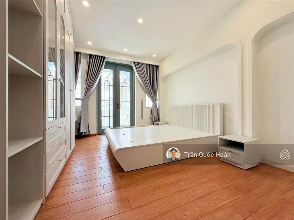 Bán nhà 1 trệt 3 lầu, 108m  full nội thất cao cấp, sân đậu 2 ô tô, hẻm thông n.a.ninh, giá 9,3 tỷ