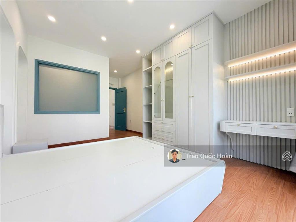 Bán nhà 1 trệt 3 lầu, 108m  full nội thất cao cấp, sân đậu 2 ô tô, hẻm thông n.a.ninh, giá 9,3 tỷ