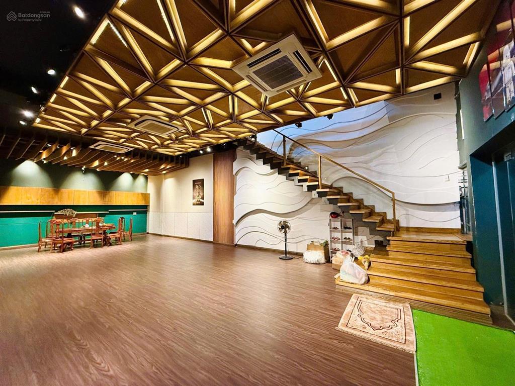 Cho thuê căn shophouse vincom hoàn thiện đẹp ngang 10m 1 trệt 2 lầu