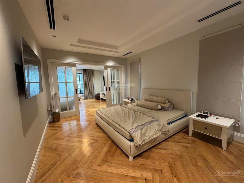 Biệt thự hiện đại 4 tầng mặt tiền đường nguyễn văn thủ quận 1