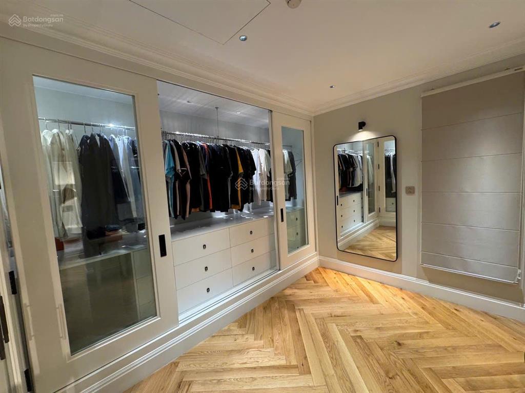 Biệt thự hiện đại 4 tầng mặt tiền đường nguyễn văn thủ quận 1