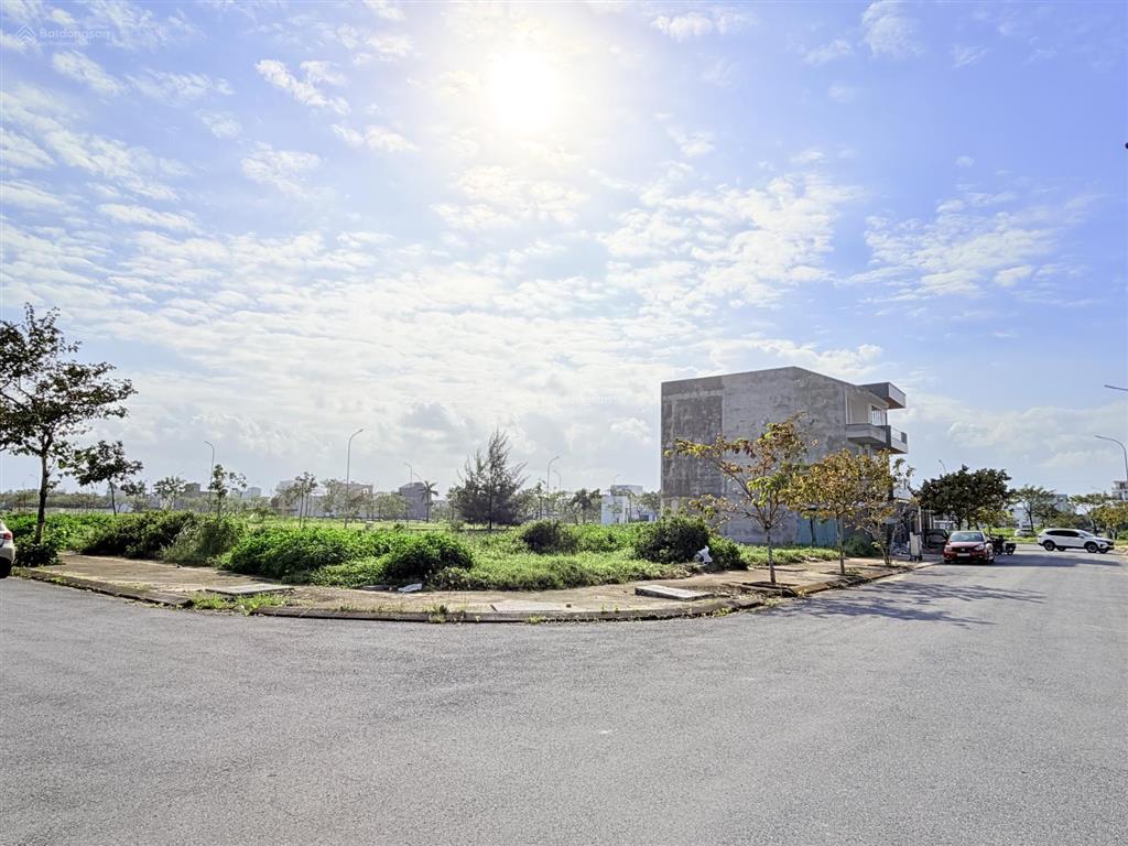 Bán lô góc 2 mặt tiền trục đường kinh doanh kđt fpt dt đất 220.9m2 xây được cao tầng giá rất tốt